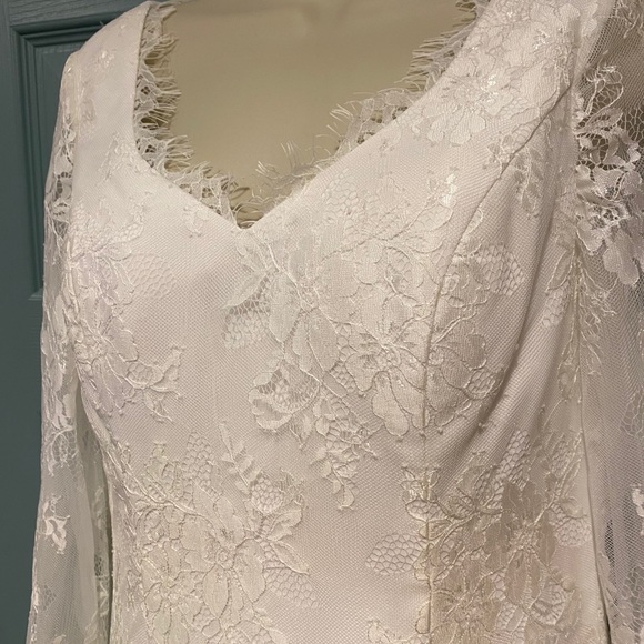 Ivory Lace Wedding dress - Picture 8 of 12